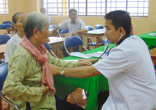 Khám bệnh, tư vấn sức khỏe cho nhân dân tại xã Thanh Bình, huyện Chợ Gạo